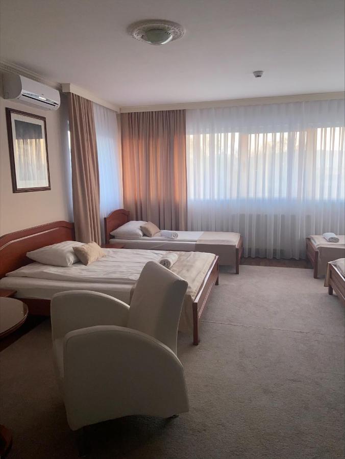 Hotel New Milenium Lukavac Екстер'єр фото