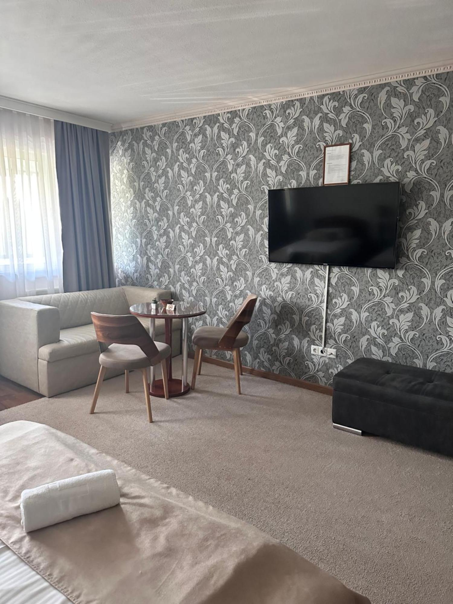 Hotel New Milenium Lukavac Екстер'єр фото