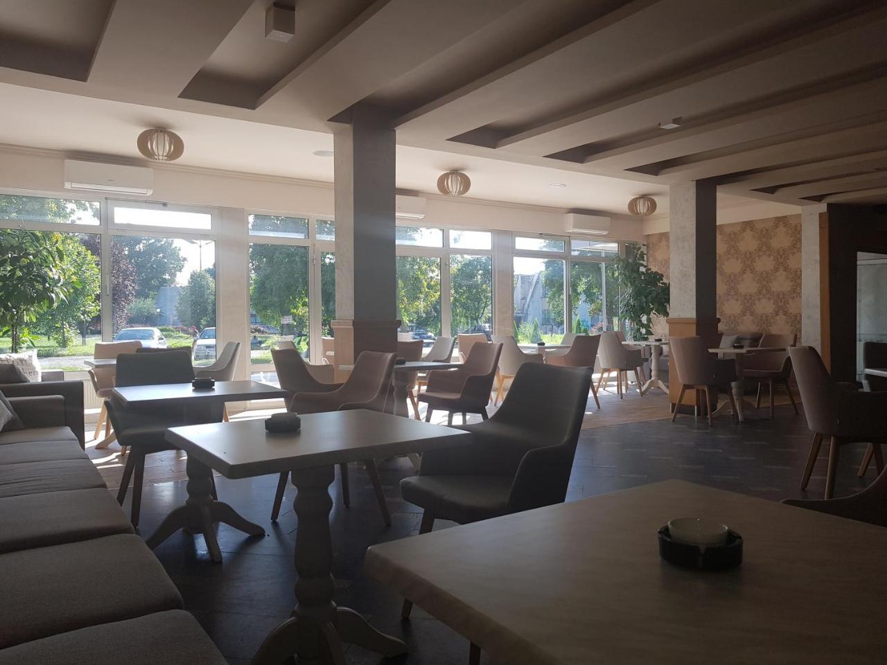 Hotel New Milenium Lukavac Екстер'єр фото